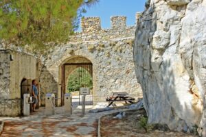 Savunma Mimarisi ve Zindan Yanılsaması – St. Hilarion’un Alt Bölümünün Gerçek Yüzü