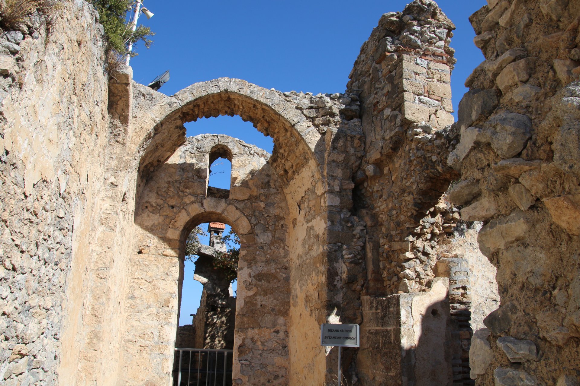 St. Hilarion Kalesi’nin Mimari Yapısı – Dağ Zirvesine Kurulmuş Orta Çağ’ın Üç Katmanlı Mucizesi, ST. HILARION KALESİ