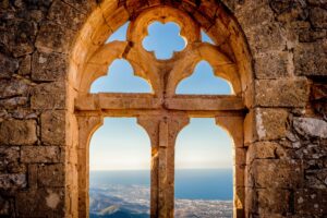 St. Hilarion Kalesi’nin Mimari Yapısı – Dağ Zirvesine Kurulmuş Orta Çağ’ın Üç Katmanlı Mucizesi