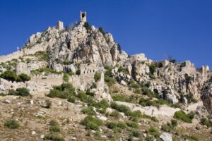 St. Hilarion Kalesi – Beşparmak Dağları’nın Zirvesindeki Efsanevi Gözetleyici