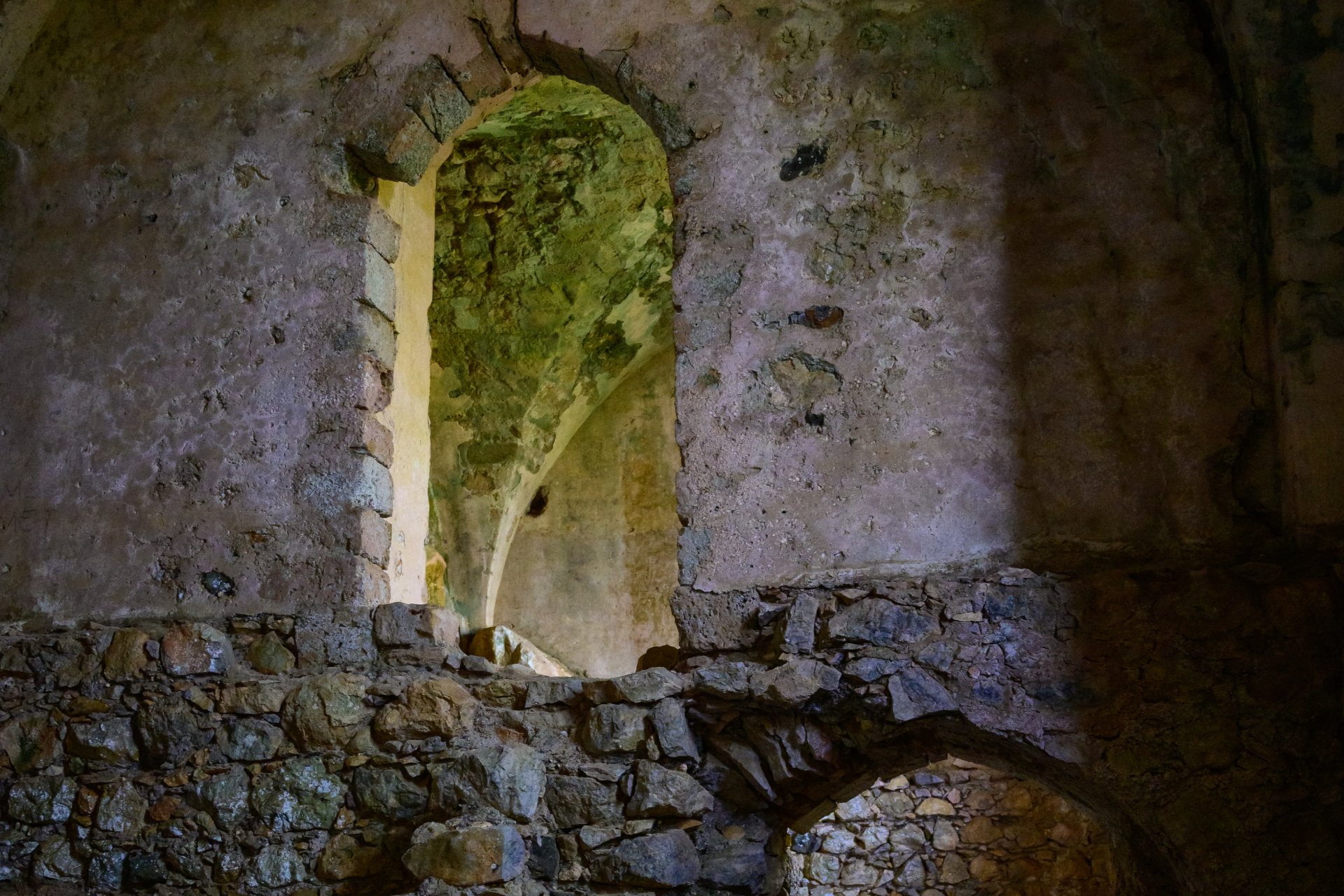 St. Hilarion Kalesi Zindanları – Gerçek Tarih ile Efsanenin Kesiştiği Karanlık Odalar, ST. HILARION KALESİ