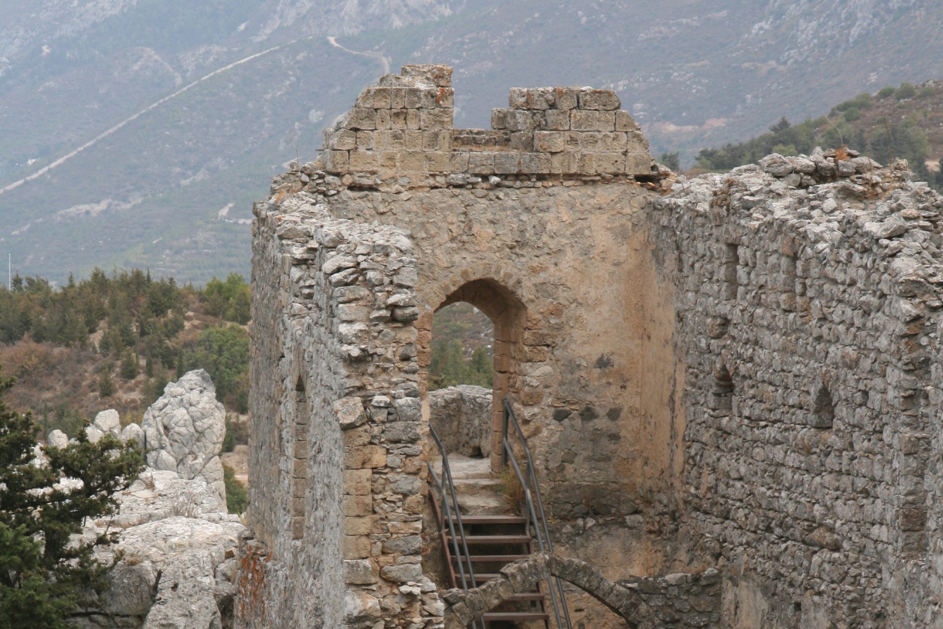 Karanlık Atmosferin Yarattığı Zindan Algısı – Taşın, Sessizliğin ve Işıksızlığın Birlikte Kurduğu Orta Çağ Hissi, ST. HILARION KALESİ